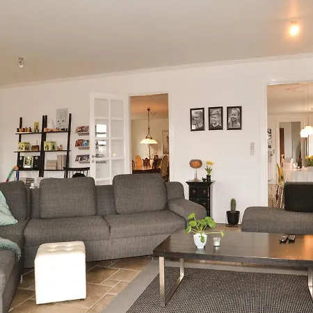 Four-bedroom Holiday In Kibak